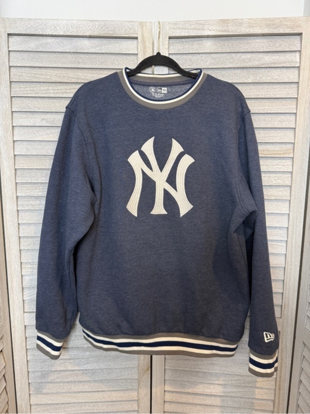 New Era Genuine Merchandise New York Yankee’s Men’s Sweater Size L Blue